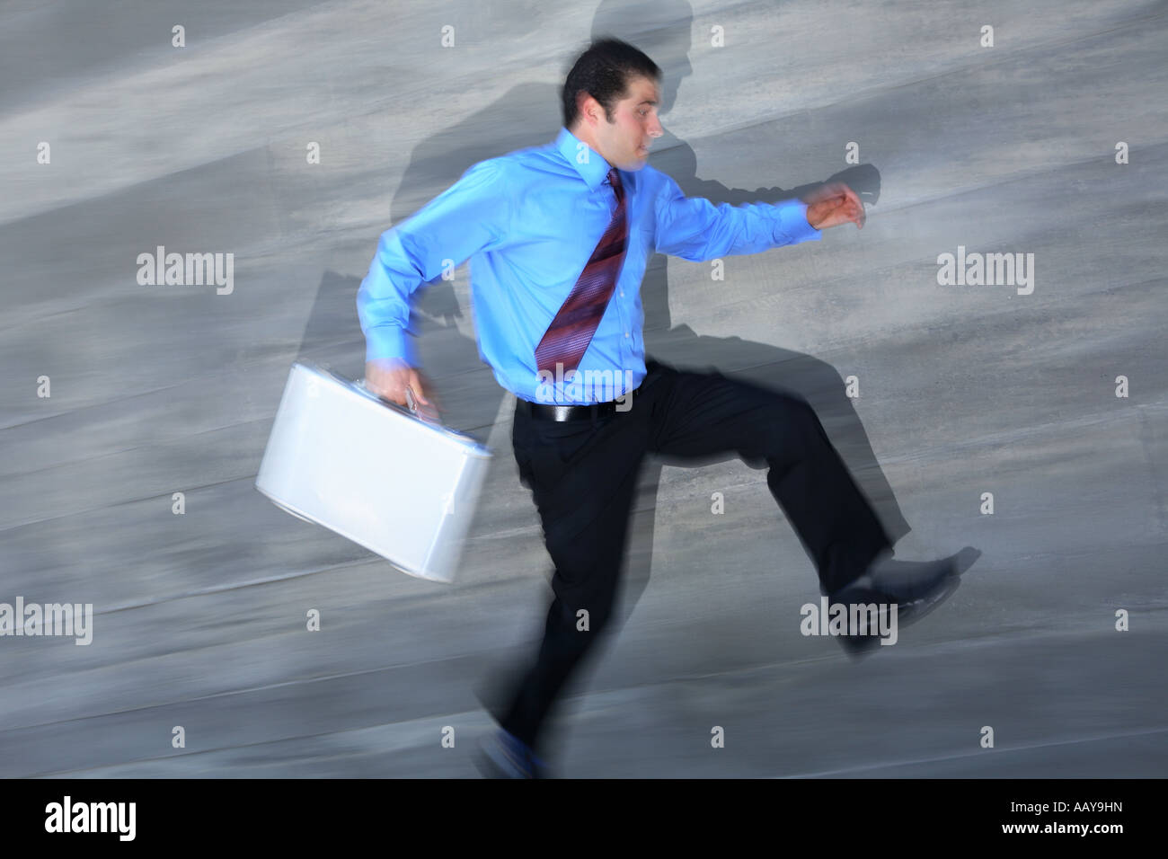 Geschäftsmann, laufen und springen mit verschwommenen Effekt Stockfoto