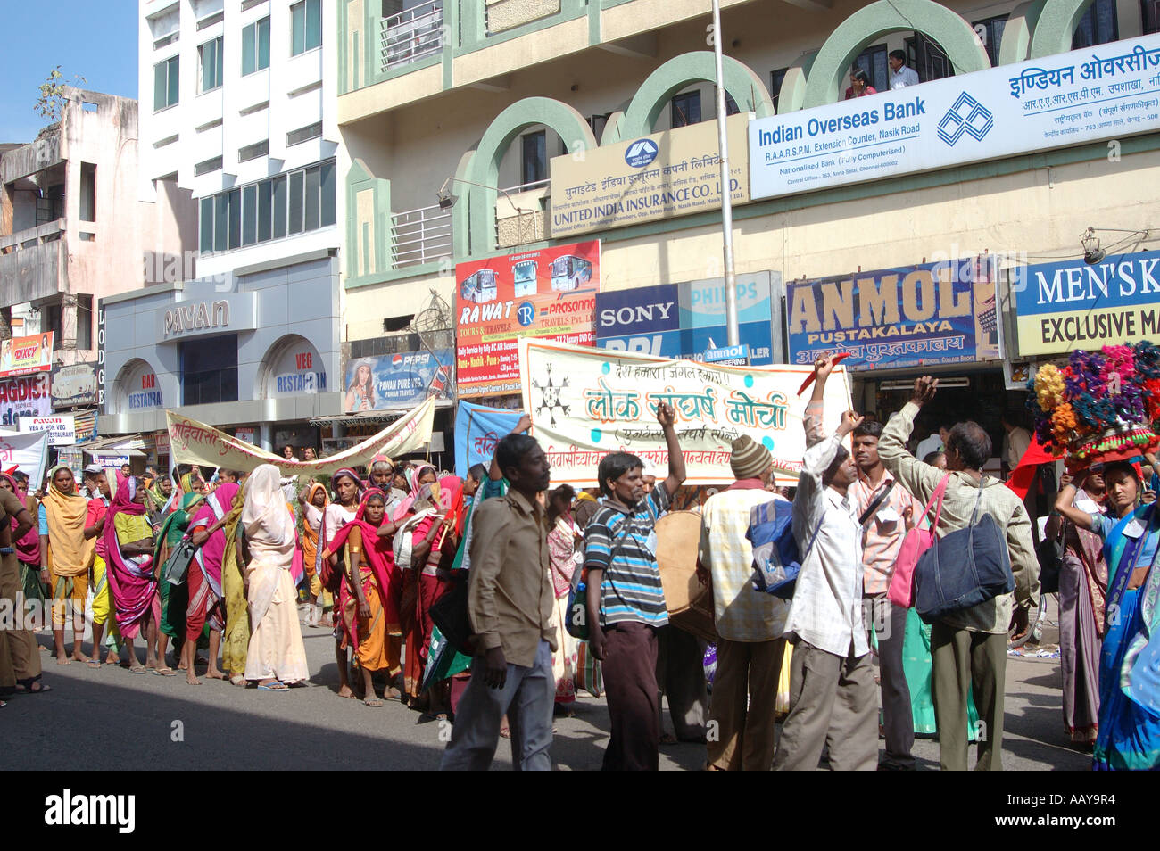 Indische Stammes-Morcha Demonstranten Demonstration Prozession Nasik Maharashatra Indien Stockfoto