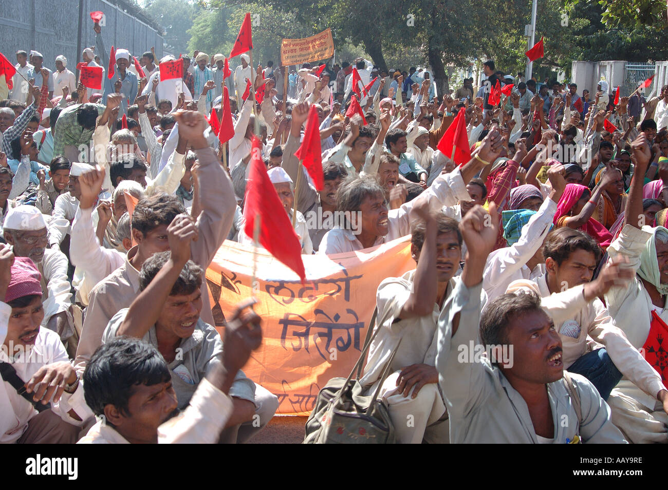 SDM78699 indische Stammes-Morcha Demonstranten mit roten Fahne Nasik Maharashatra Indien Stockfoto