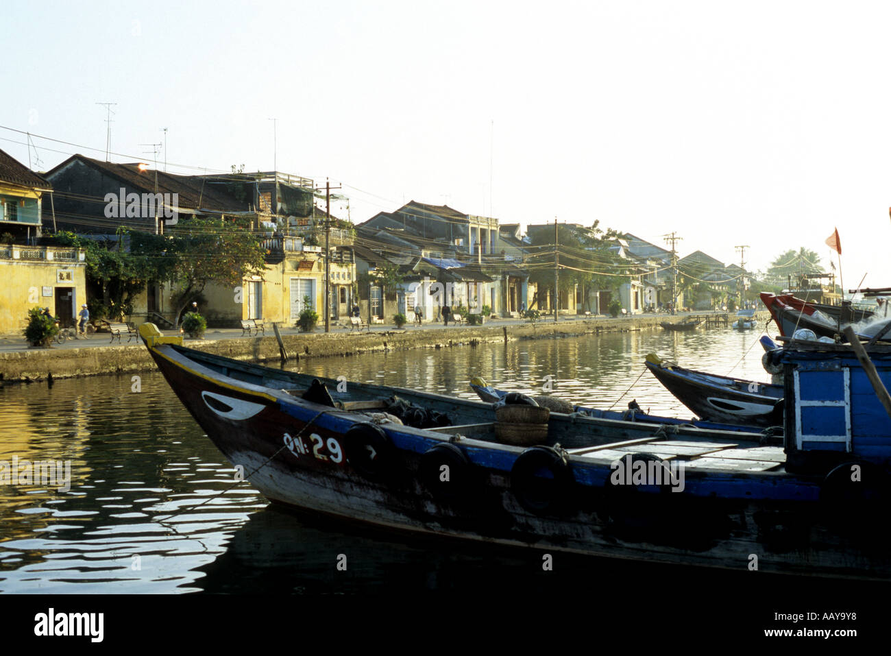 Altbauten entlang Bach Dang St und Angelboote/Fischerboote am Thu Bon Fluss, am frühen Morgen, Hoi An, Vietnam Stockfoto