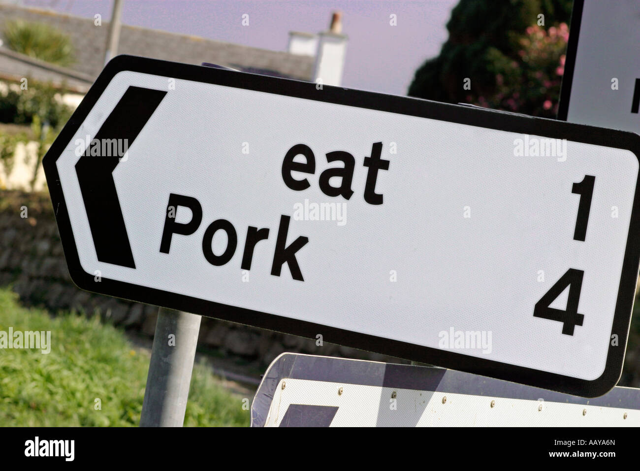 Essen Sie frisiert Straße Zeichen Werbung Schweinefleisch essen roadsign Stockfoto