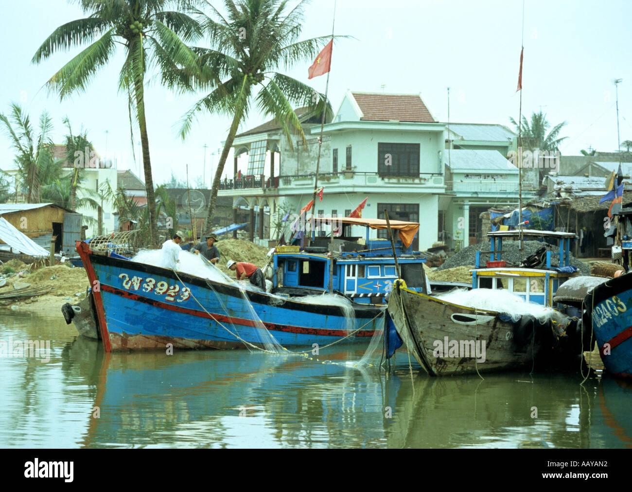 Sortieren der Netze auf Fischerbooten am Thu Bon Fluss, Fischer bedeckt Nachmittag, Hoi An, Vietnam Stockfoto