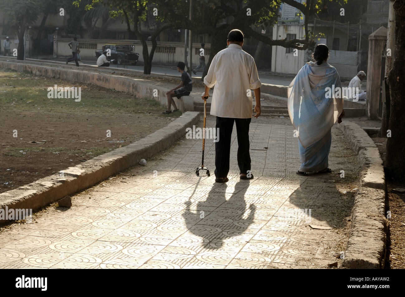 HMA78729 alte indische Mann und Frau zu Fuß auf Fußweg Bombay Mumbai Maharashtra, Indien Stockfoto