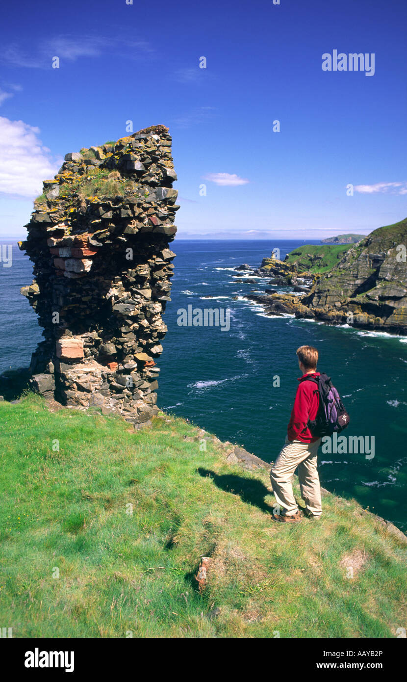 Küstenwanderungen Walker an Fast Burg mit Blick auf Meer-Stack und St. Abbs Head Berwickshire Küste Schottland, Vereinigtes Königreich Stockfoto