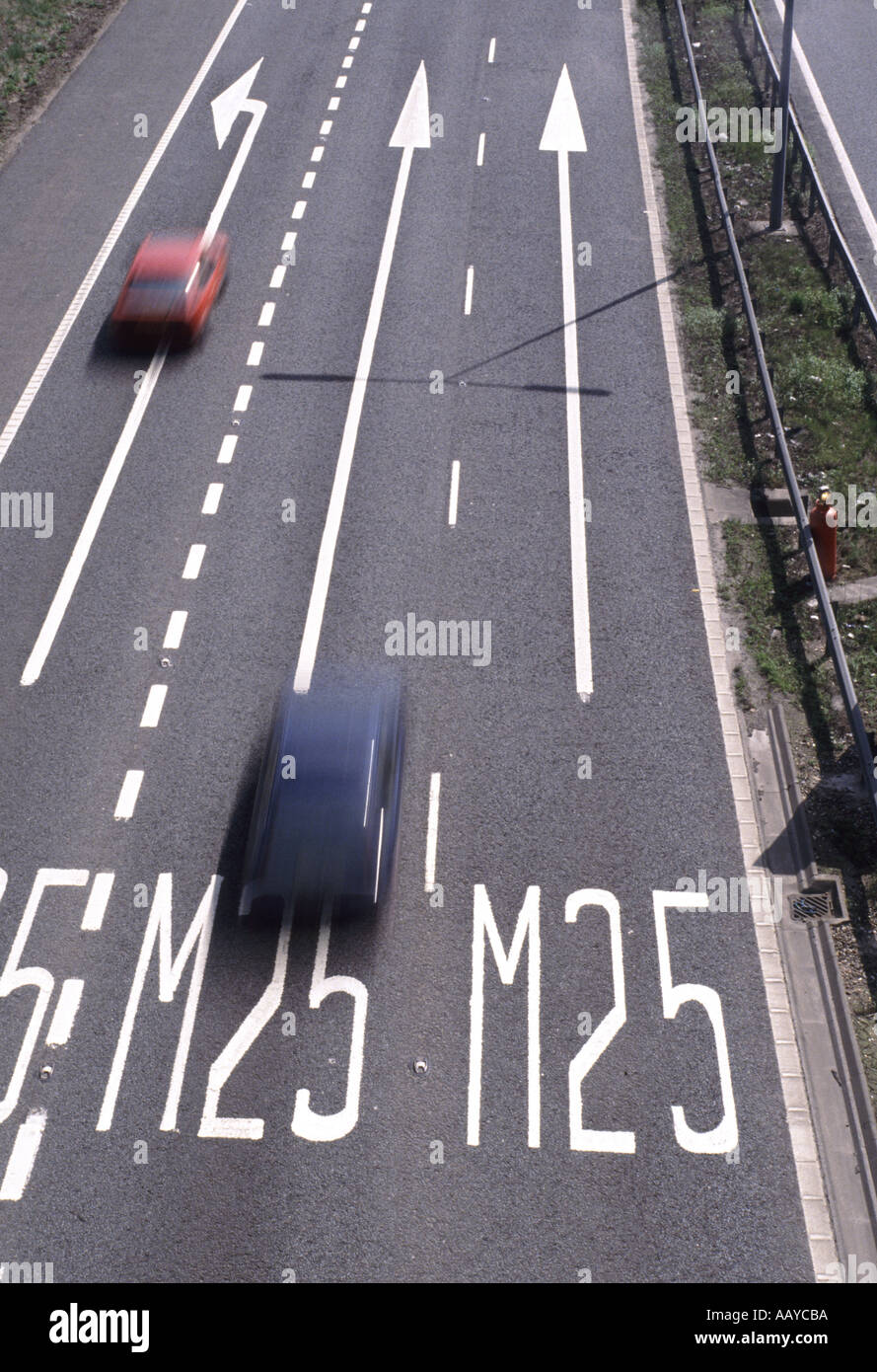 M25 Autobahn lange Pfeile Zeichen bei Kreuzung Motion blur Konzeptfahrzeuge schnelle Geschwindigkeit Stockfoto
