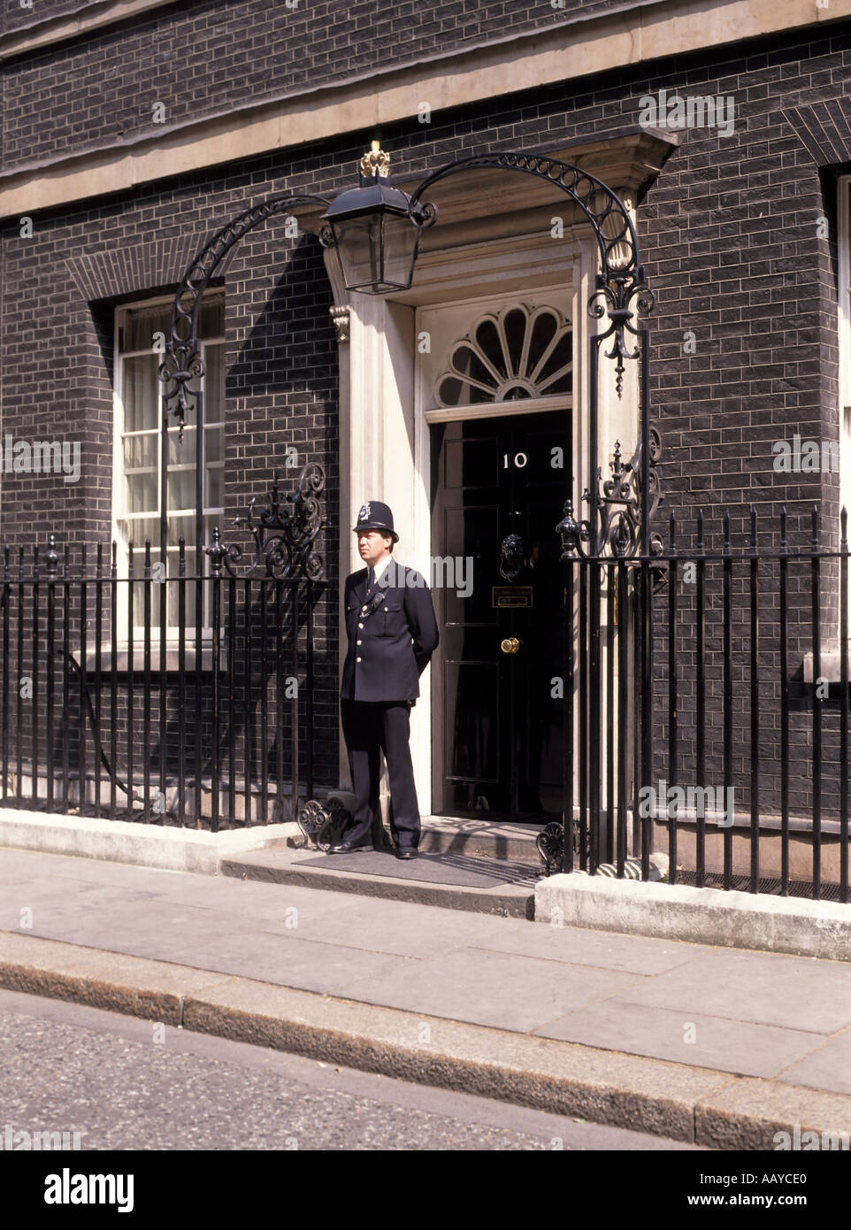 Nummer 10 zehn Downing Street Front Door & Duty Police Officer in Uniform im offiziellen Wohnsitz des Premierministers City of Westminster London England Stockfoto