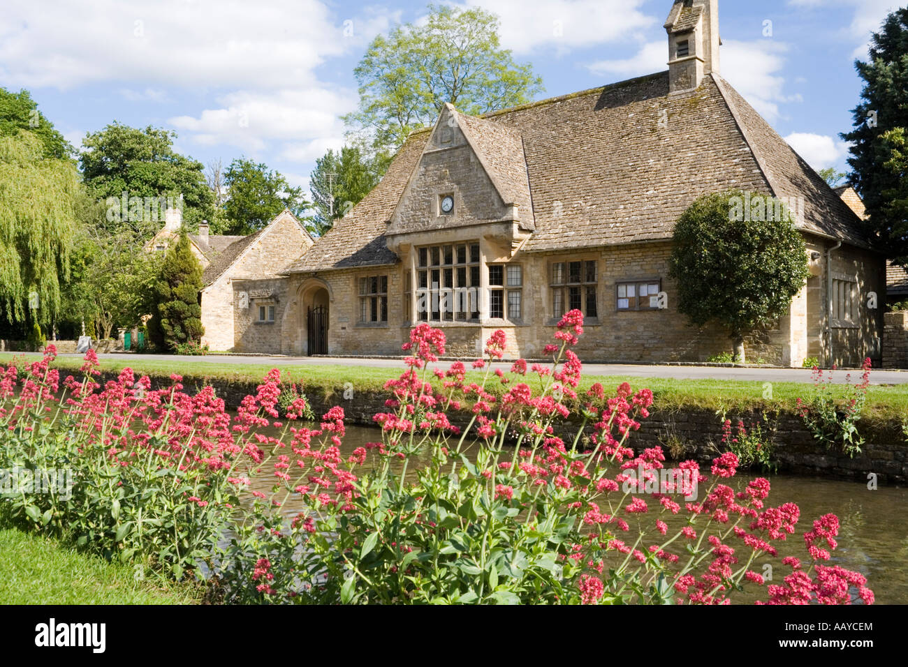 Der Fluss Auge fließt vorbei an der Dorfhalle in Cotswold Dorf von Lower Slaughter, Gloucestershire Stockfoto