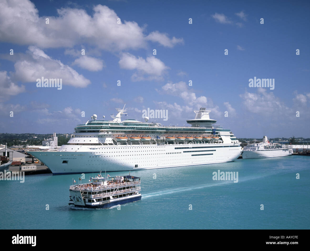 Hafen von Bridgetown Barbados Karibik Kreuzfahrt Schiff Monarch der Meere mit Hafen Meister Kreuzfahrten Boot&a voll Passagiere ergänzen Stockfoto