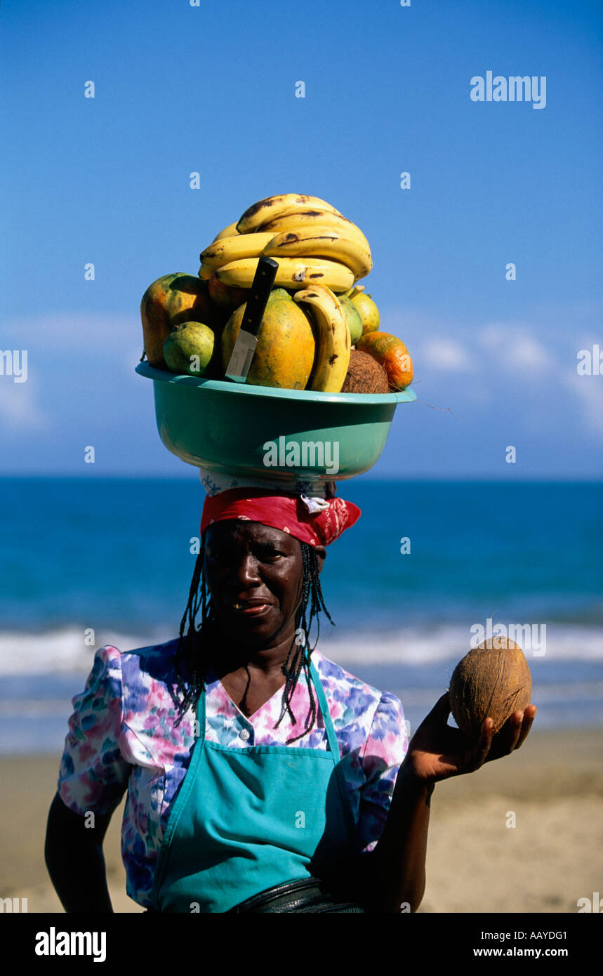 Frau verkauft Obst auf traditionelle Weise am Strand von Sosua Dominikanische Republik Stockfoto