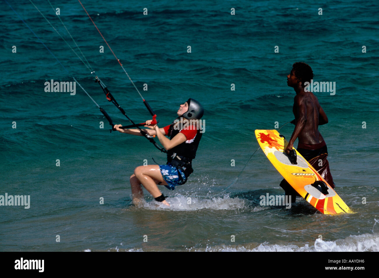 Zwei Menschen sind Kite-Surfen am Strand von Cabarete Dominikanische Republik Stockfoto