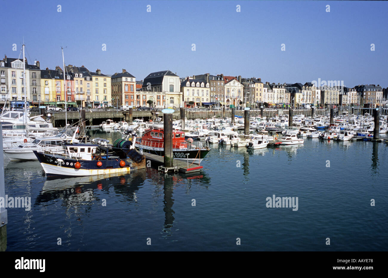 Frankreich Europa Dieppe Yacht Hafen Boote im Hafen und Stadt Stockfoto