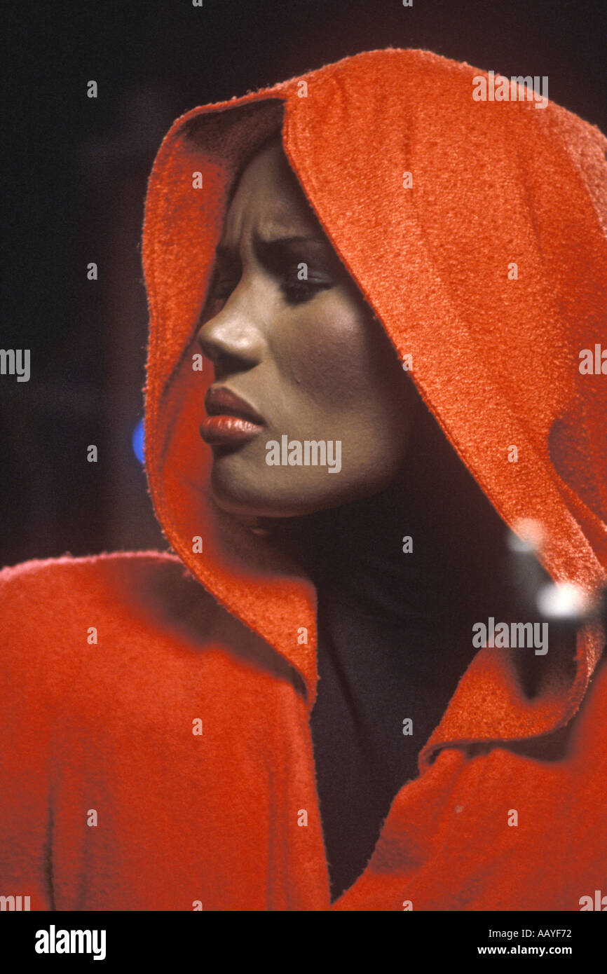 Grace Jones-Sänger im Profil nach links Rotes Kostüm mit Kapuze PER0035 Stockfoto