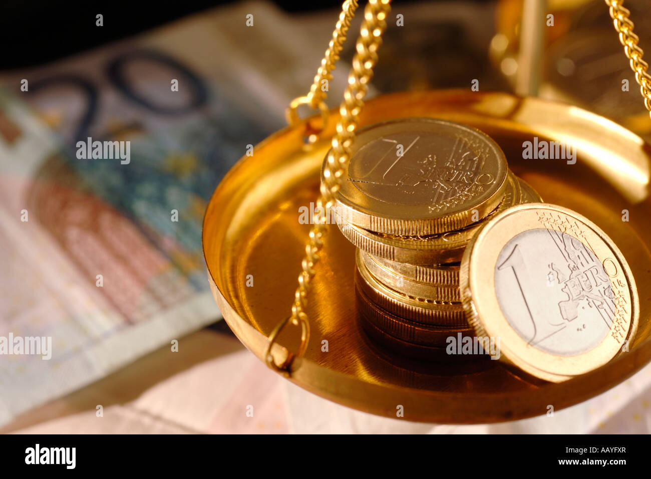 Stillleben mit Euro-Münzen auf Pfanne von Waagen Stockfoto