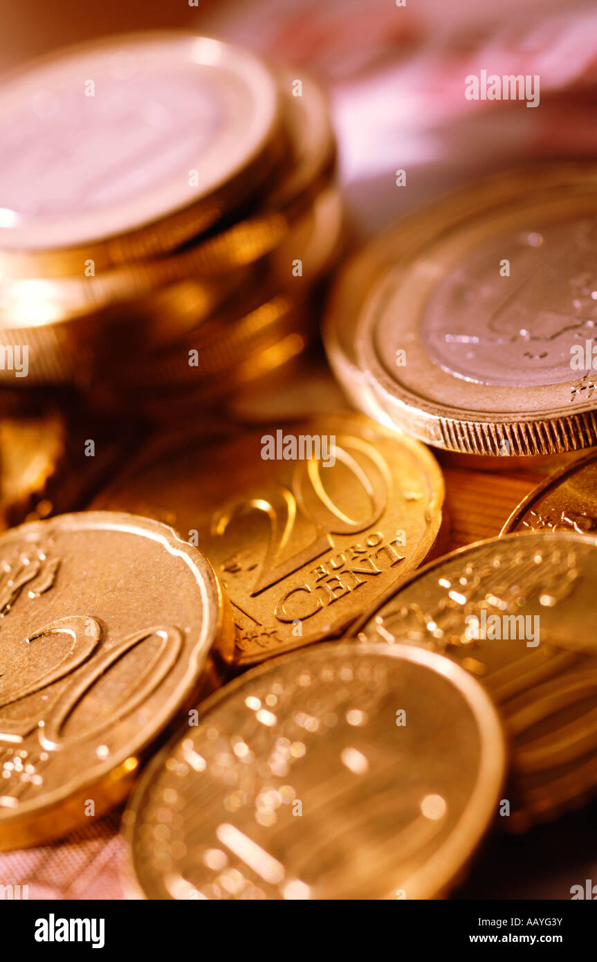 Stillleben mit Euro-Münzen in Euro-Banknoten Stockfoto