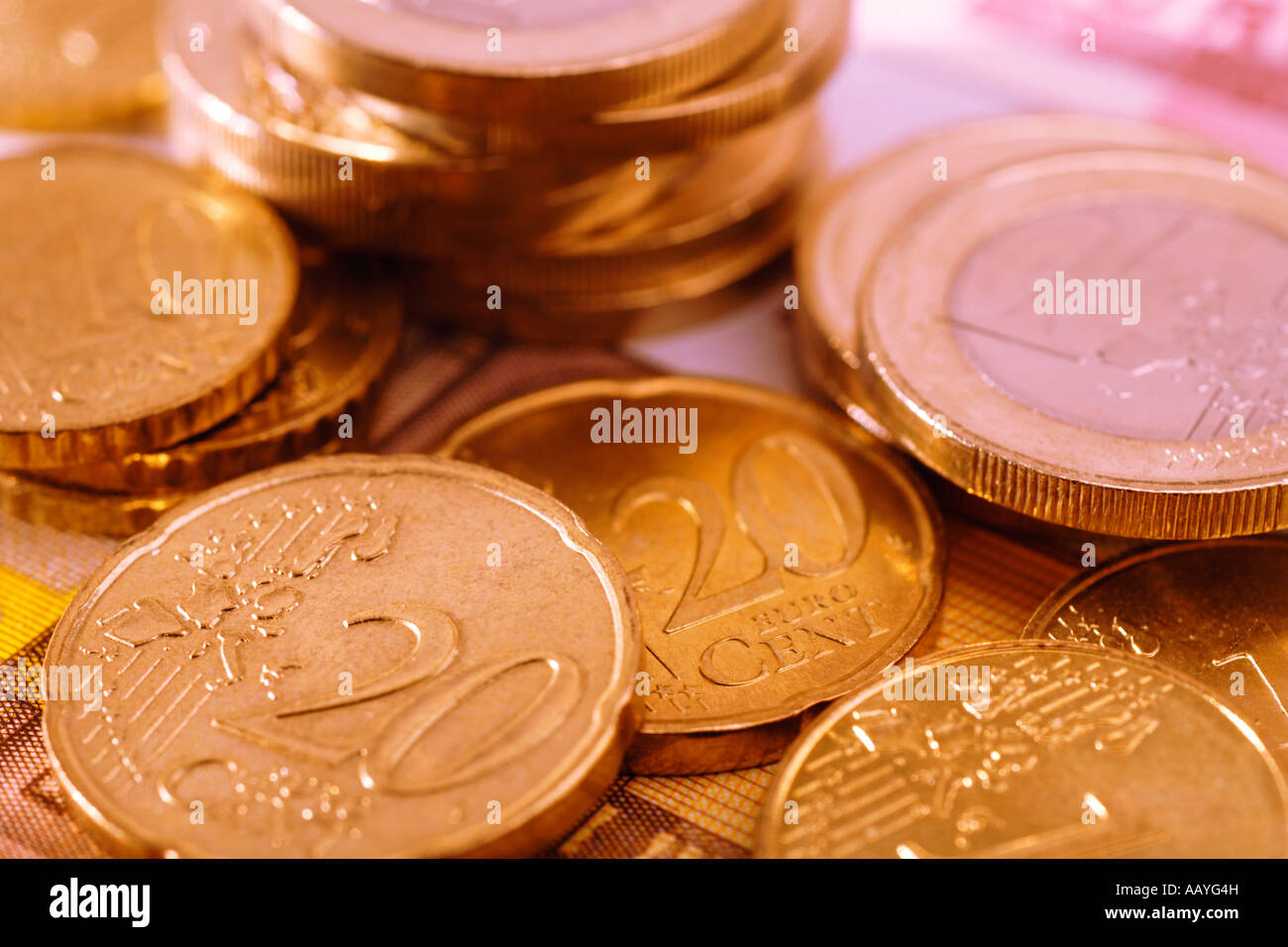 Stillleben mit Euro-Münzen in Euro-Banknoten Stockfoto