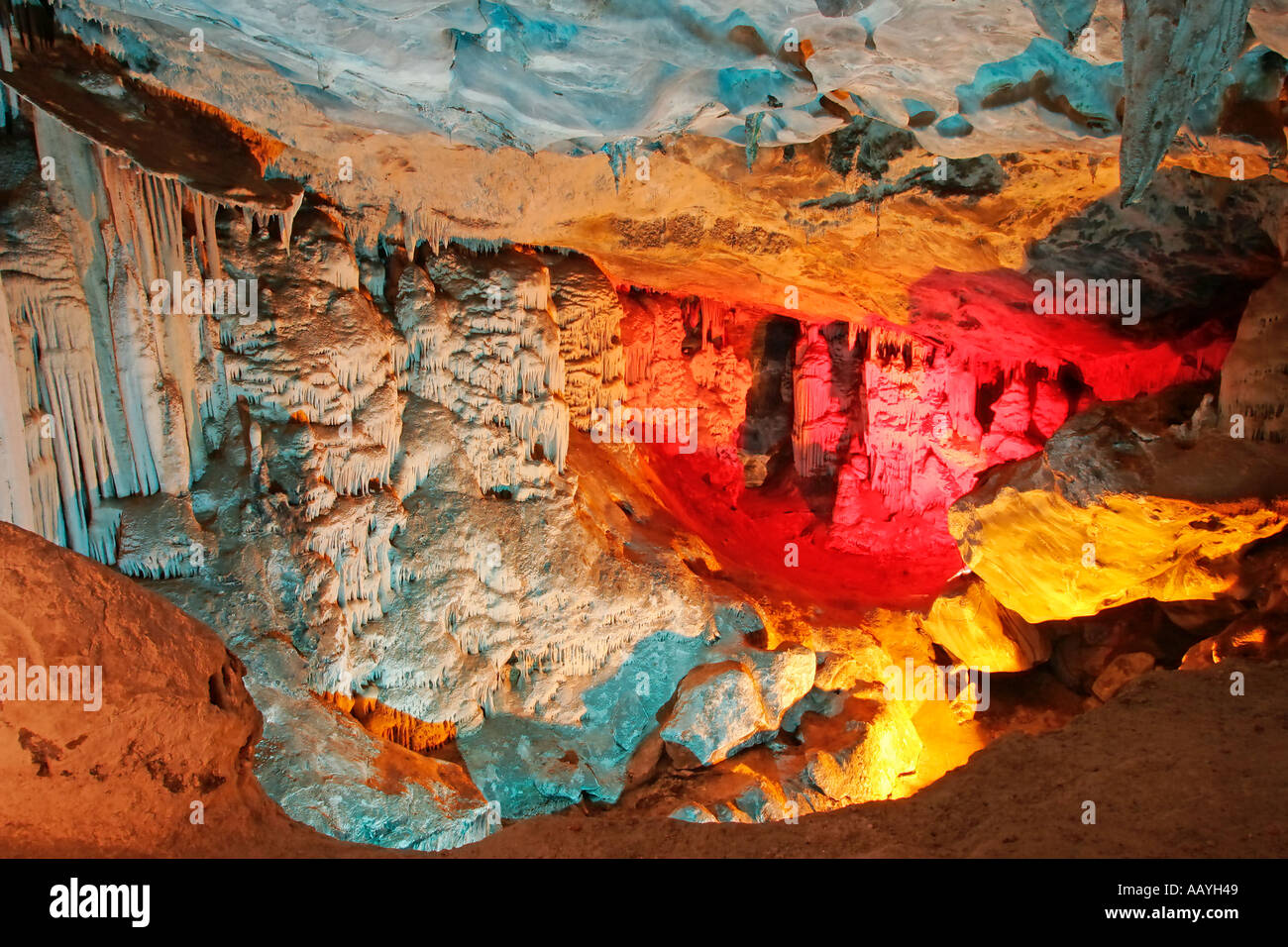 Südafrika Karoo in der Nähe von Oudtshorn Tropfsteinhöhle beleuchtet Stockfoto