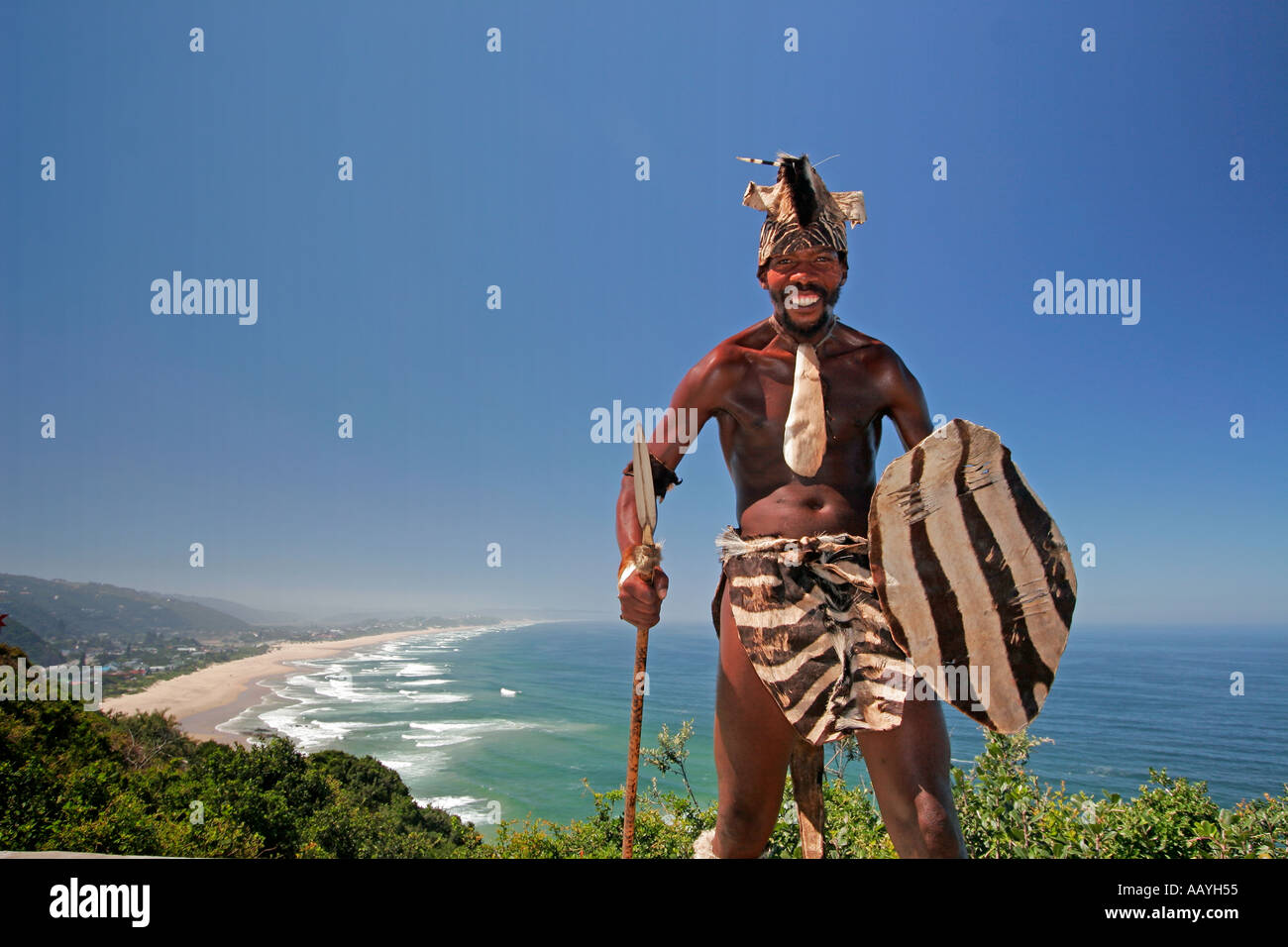 Südafrika-Garden route African in traditioneller Tracht posiert für Touristen Sicht Wildnis Strand Stockfoto