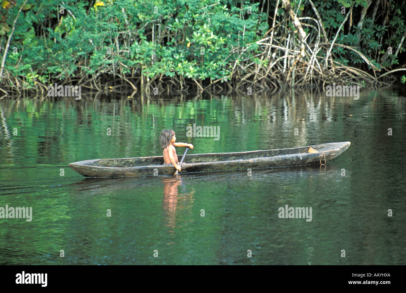 Indigenen Kind in einen Unterstand am Orinoco, Amazonas, Venezuela. Stockfoto