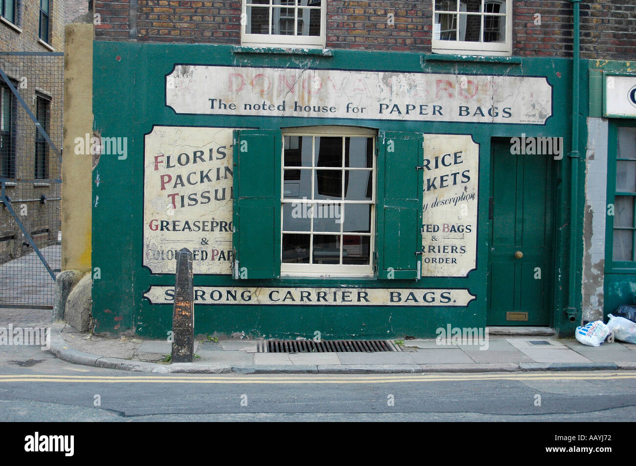 Donovan Brüder - die festgestellten Haus für Säcke aus Papier shop Front in Spitalfields vor der Restauration Stockfoto