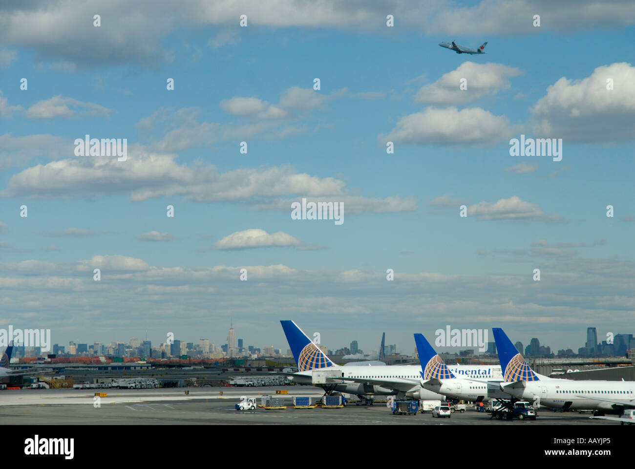 Newark Liberty International Airport, New Jersey, mit Skyline von Manhattan, Empire State Building im Hintergrund, USA Stockfoto