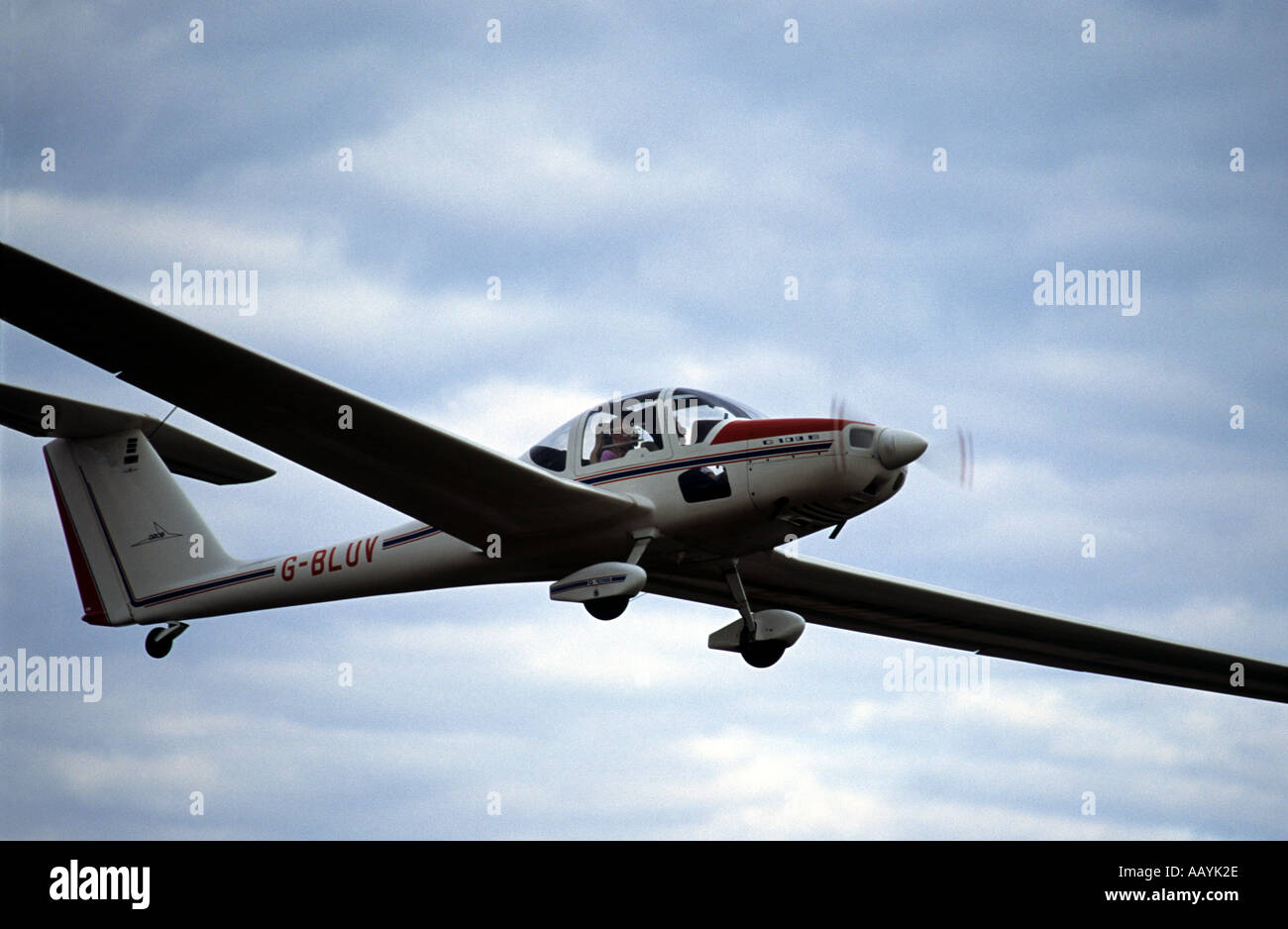 Leichtflugzeug ausziehen aus einem Rasen-Flugplatz in Boxsted, Essex, England. Stockfoto