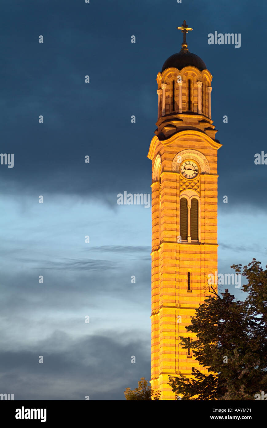 Turm der eine östliche orthodoxe Kirche im Zentrum von Banja Luka, Bosnien-Herzegowina. Stockfoto
