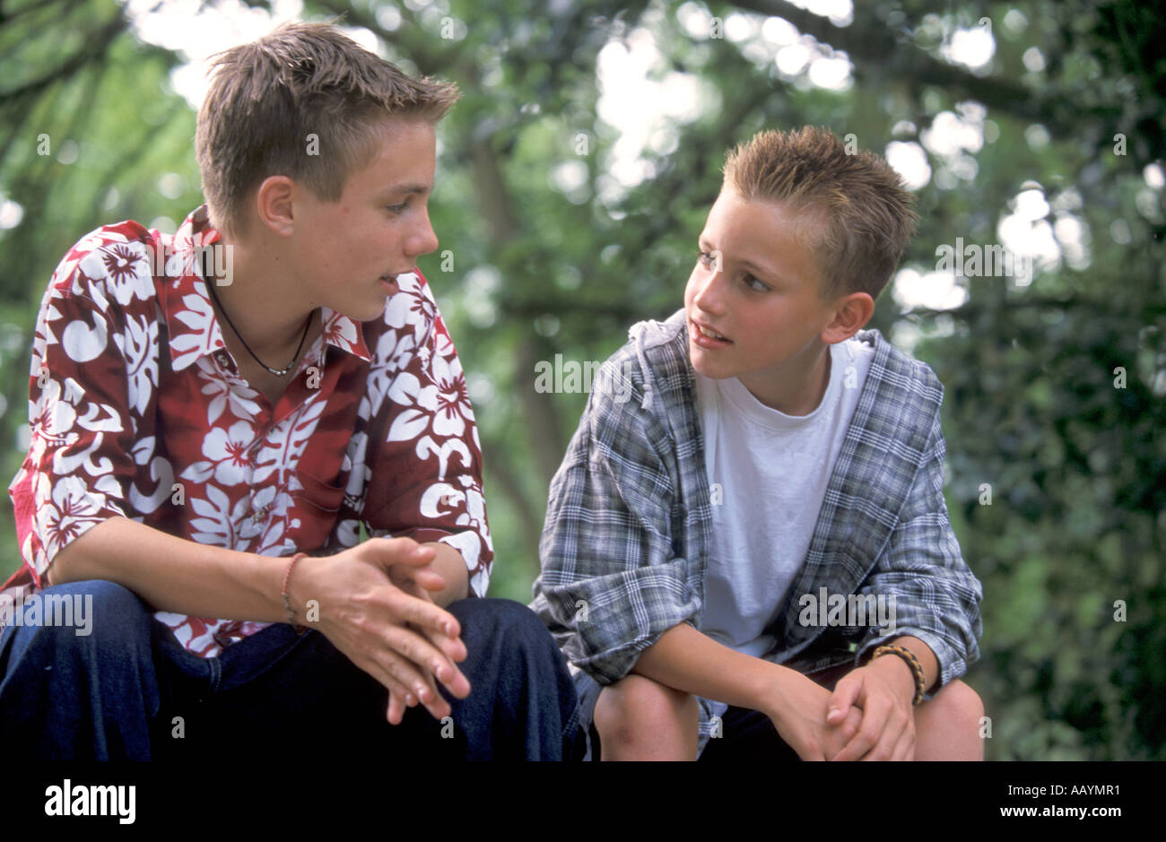 Zwei Jungs im Teenageralter miteinander reden Stockfotografie Alamy