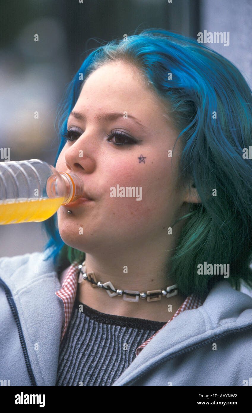 Teenager-Mädchen trinken limonade Stockfoto