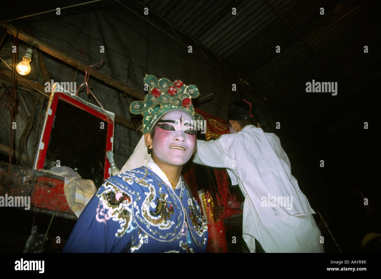 Schauspieler einer Reisenden Chinesischen Oper bereiten sich in einer provisorischen Garderobe hinter der Bühne, Georgetown, Malaysia, vor. Stockfoto
