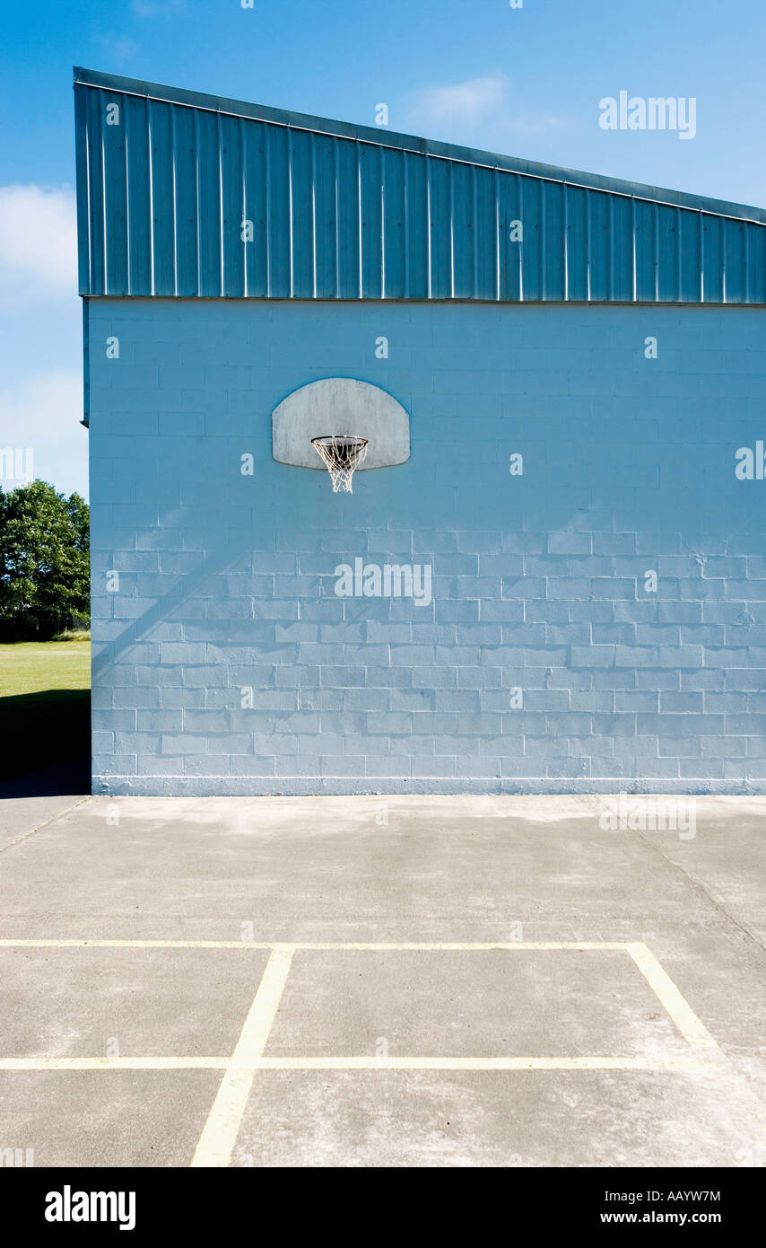 Grafischen Schuss der Schule Hof und Basketball Hoop. Stockfoto