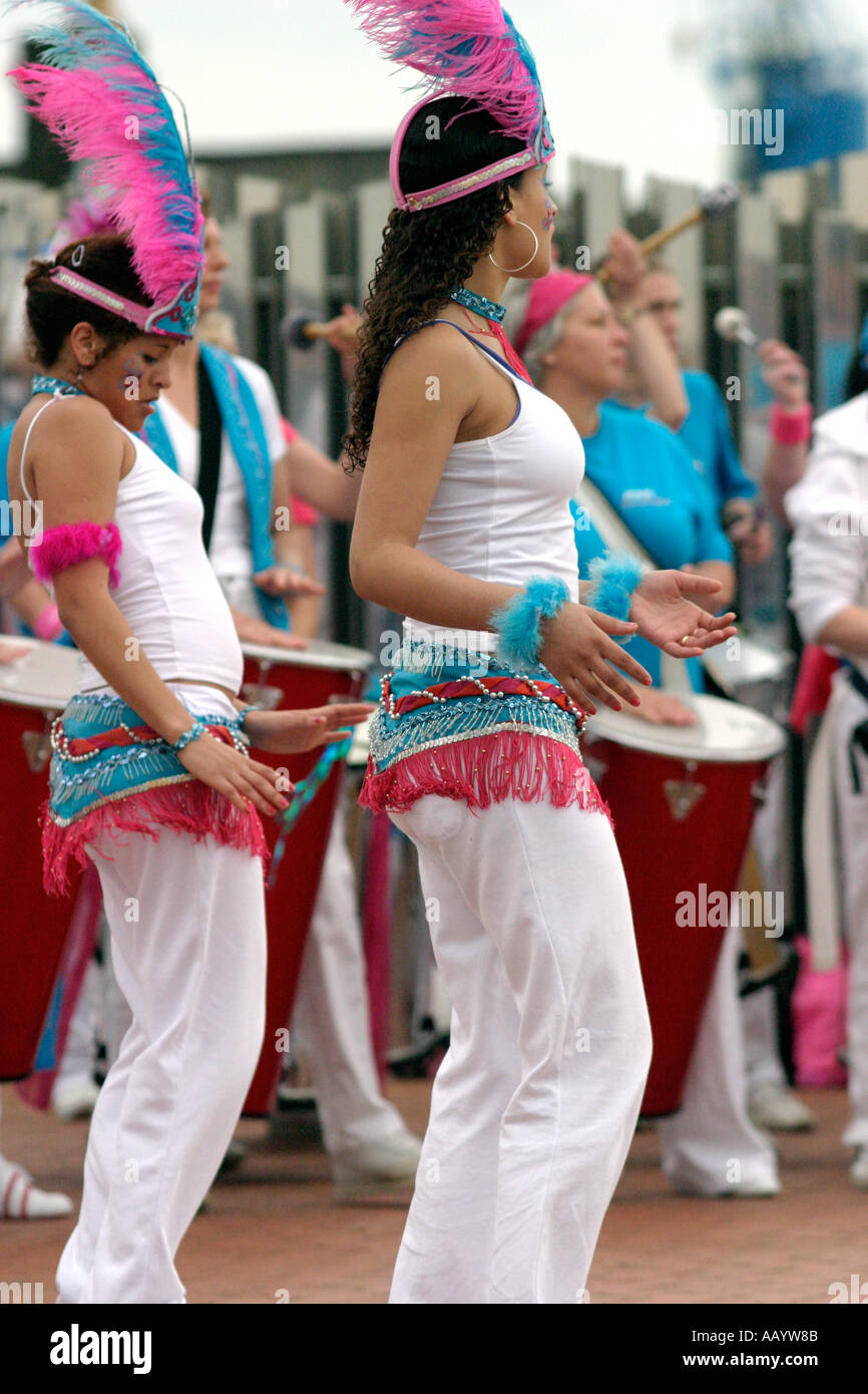 Tänzer in Feder Kopfschmuck und Samba Band Samba Festival Cardiff Bay South Wales, Australia Stockfoto