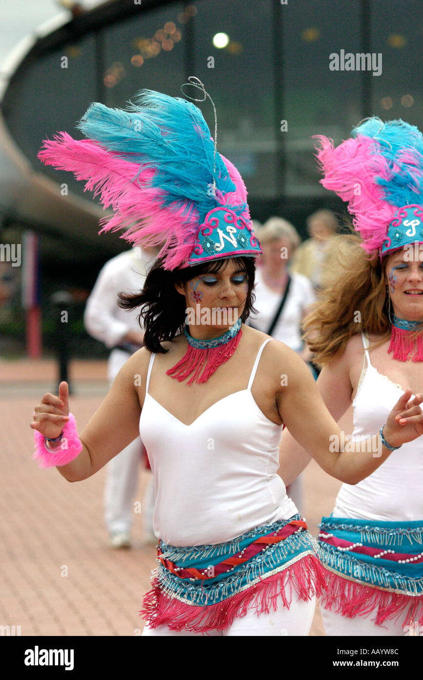 Tänzer in Südwales Prozession Samba Festival Cardiff Bay Stockfoto