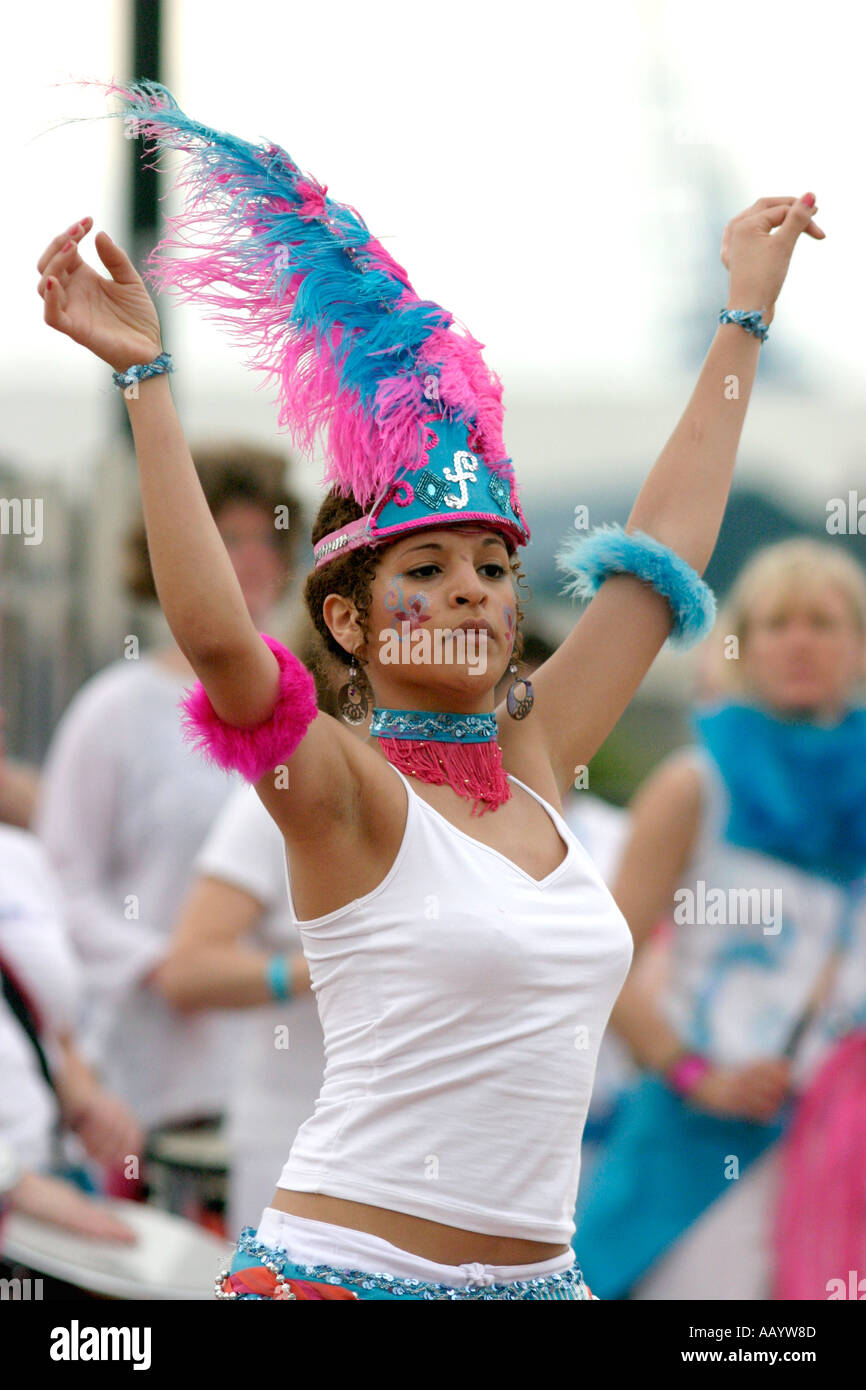 Tänzerin in Südwales Feder Kopfschmuck Samba Festival Cardiff Bay Stockfoto