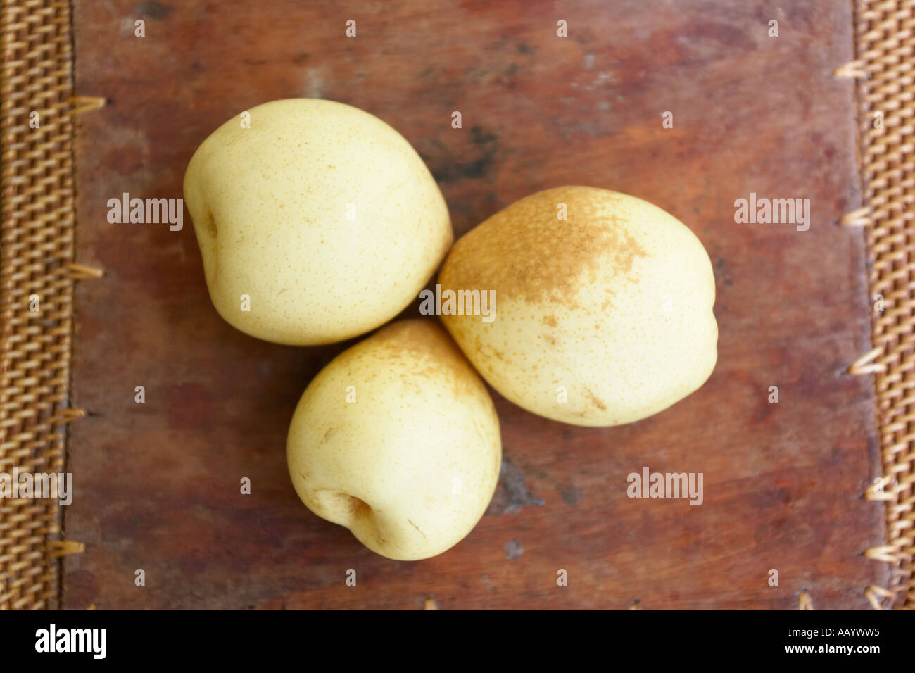 Drei chinesische Birnen auf einem Holztablett. Stockfoto