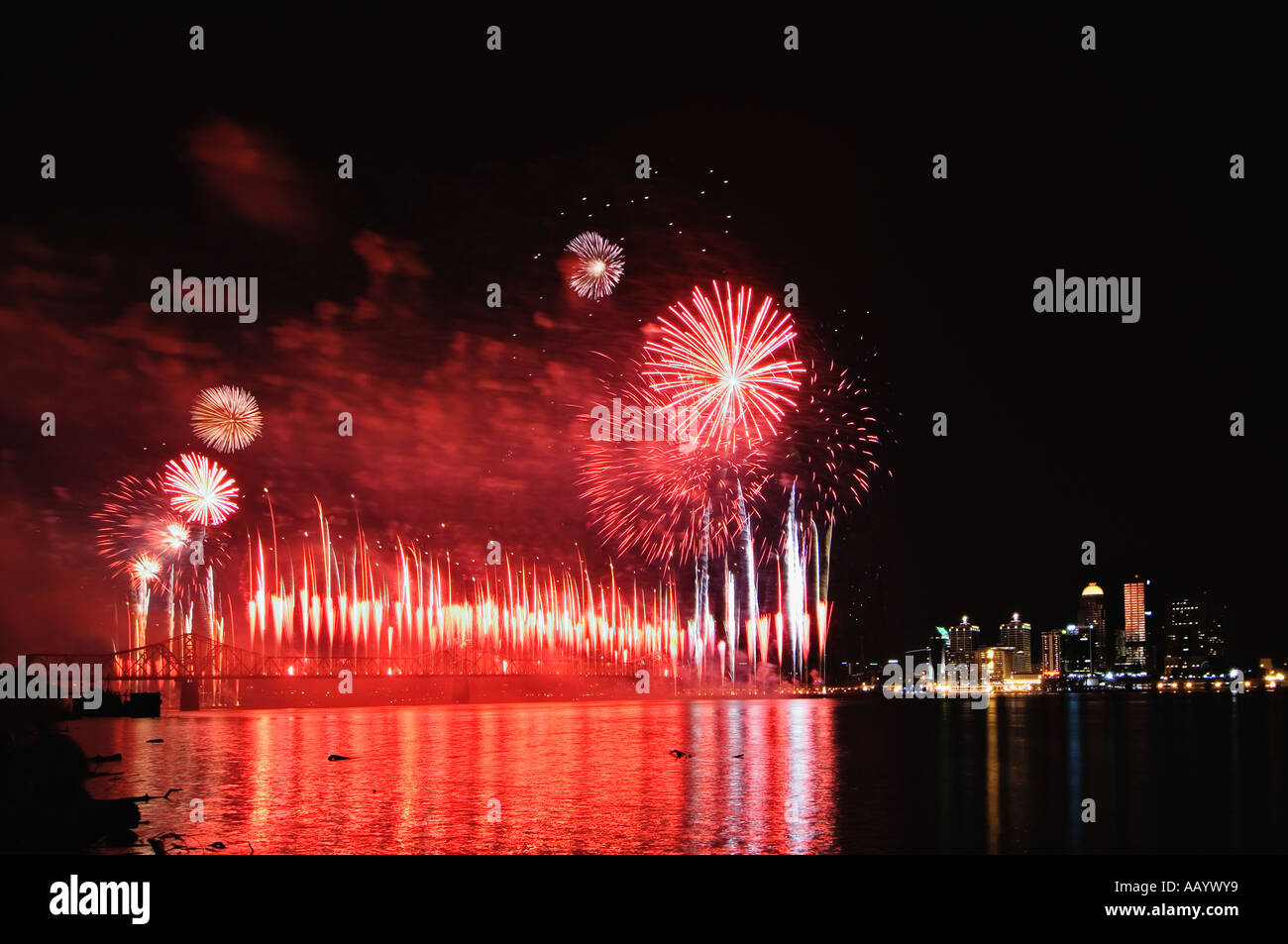 Donner über Louisville Feuerwerk am Ohio River in Kentucky Derby fest Feier Louisville Kentucky Stockfoto