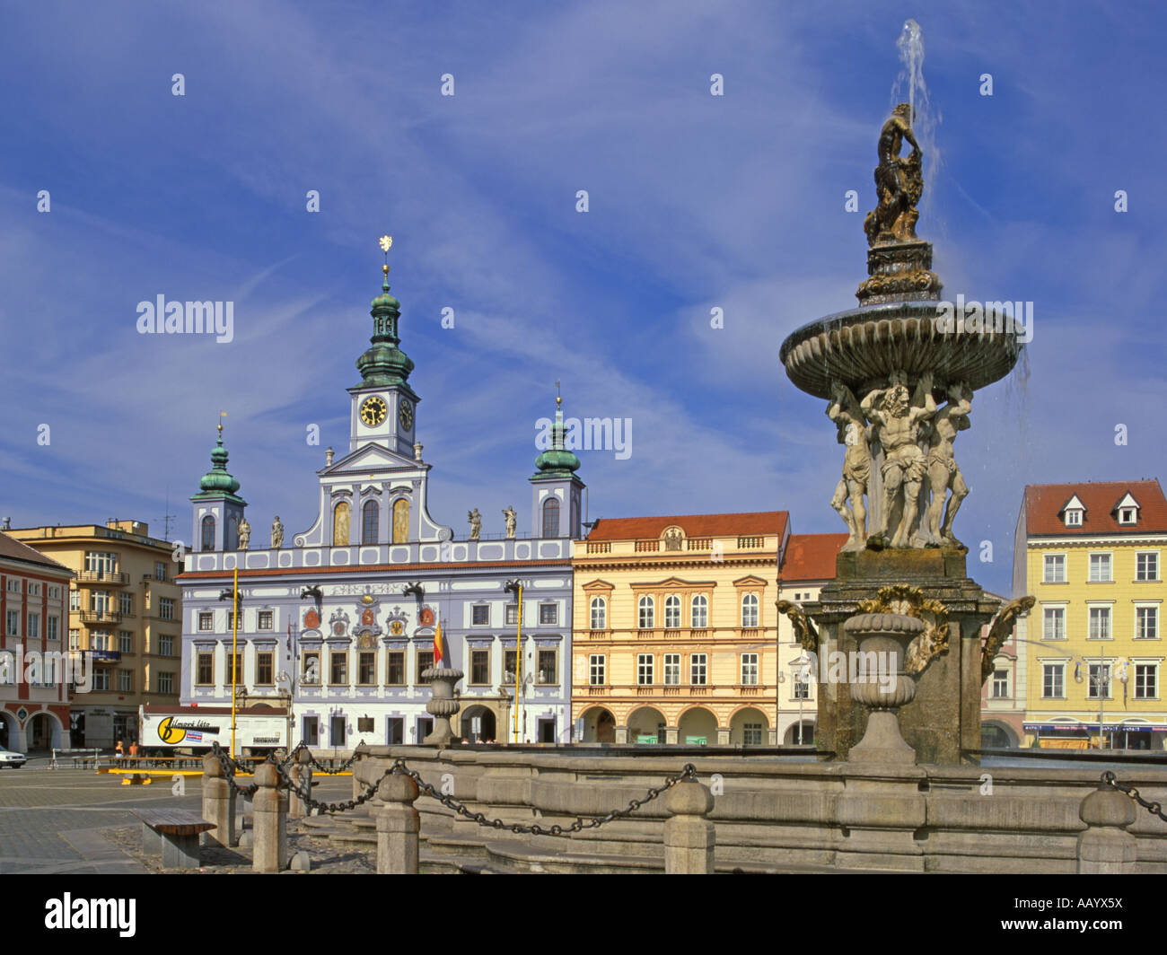 Ceske Budejovice, Südböhmen, Tschechien. Namesti Premzsia Otakara II (Quadrat) Samson Brunnen Stockfoto