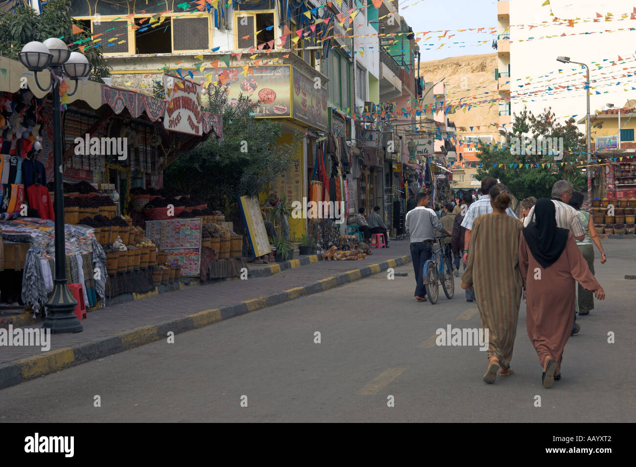 Einkaufsstraße mit Ständen kleine Geschäfte am späten Nachmittag Ed Dahar Region Hurghada Ägypten Stockfoto