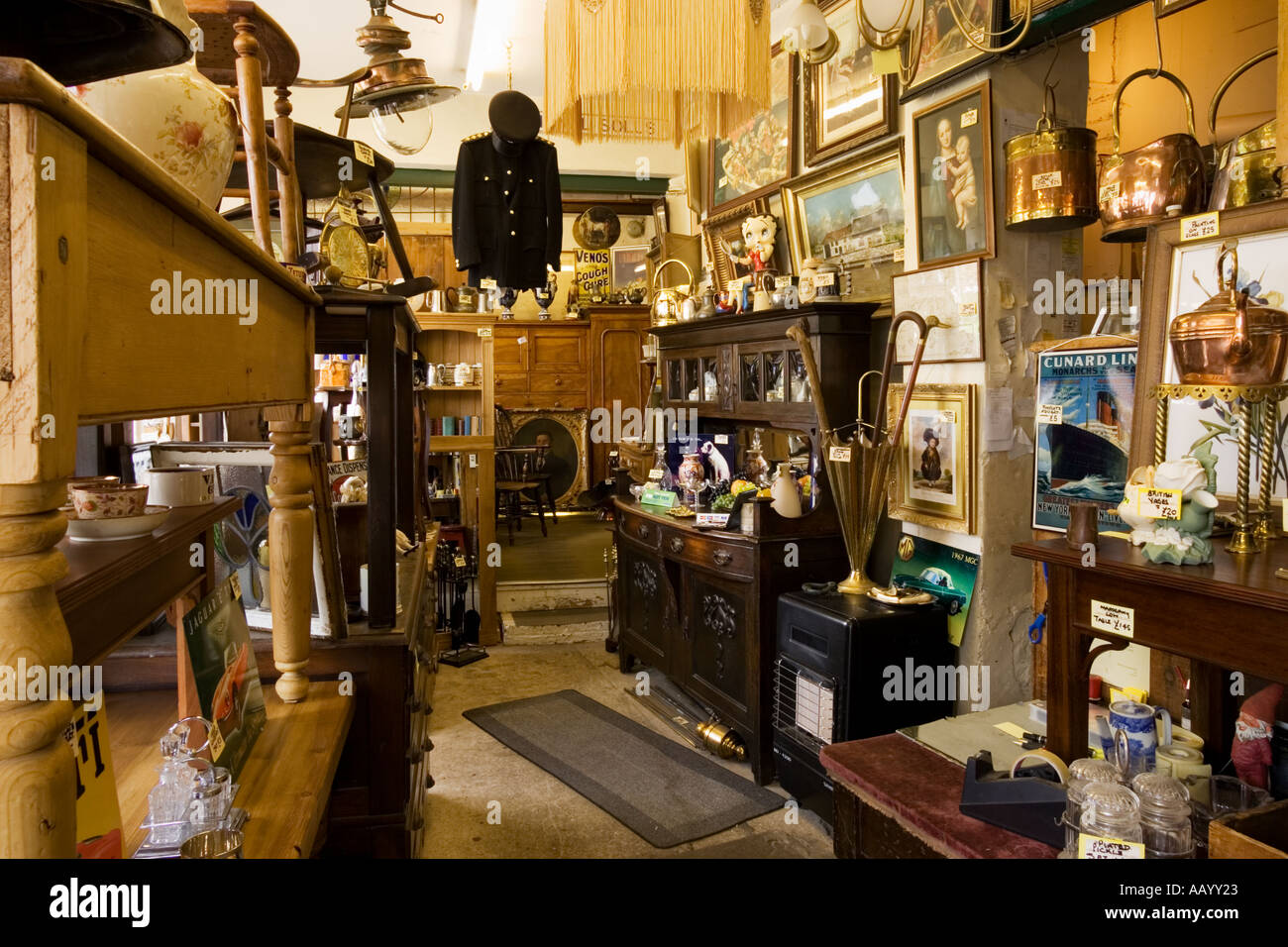 Antiquitäten Shop, Antiquitätenhändler kaufen innen England UK Stockfoto