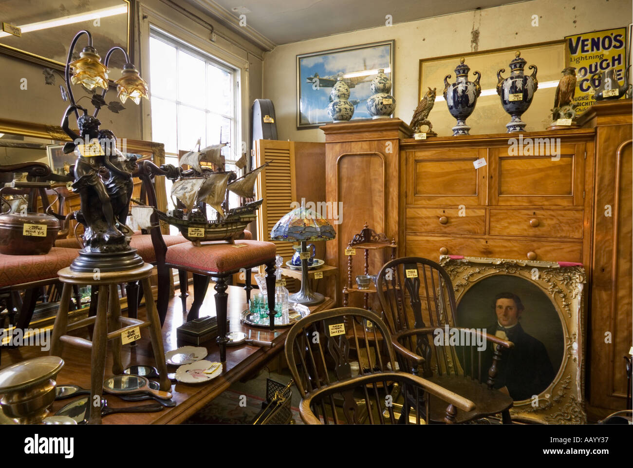 Antiquitäten Shop Shop Interior England UK-Verkauf von antiken und klassischen Möbeln und Ornamenten Stockfoto