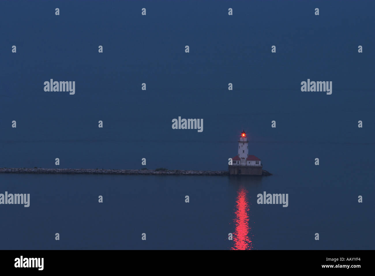 Der Navy Pier Leuchtturm im Hafen von Chicago Stockfoto