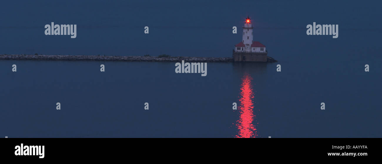Der Navy Pier Leuchtturm im Hafen von Chicago Stockfoto