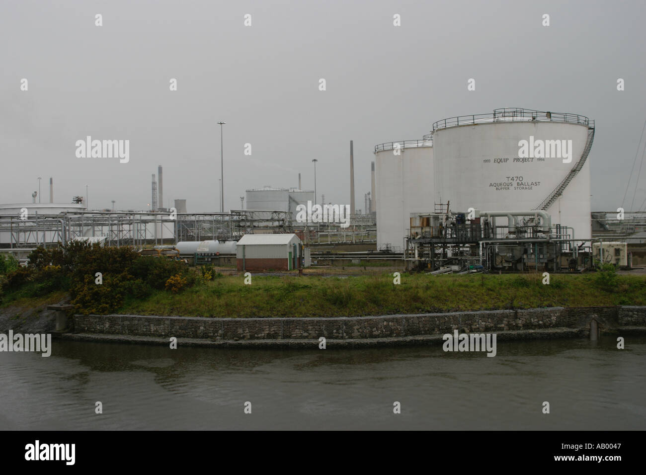 Industrie neben den Manchester Ship Canal Stockfoto