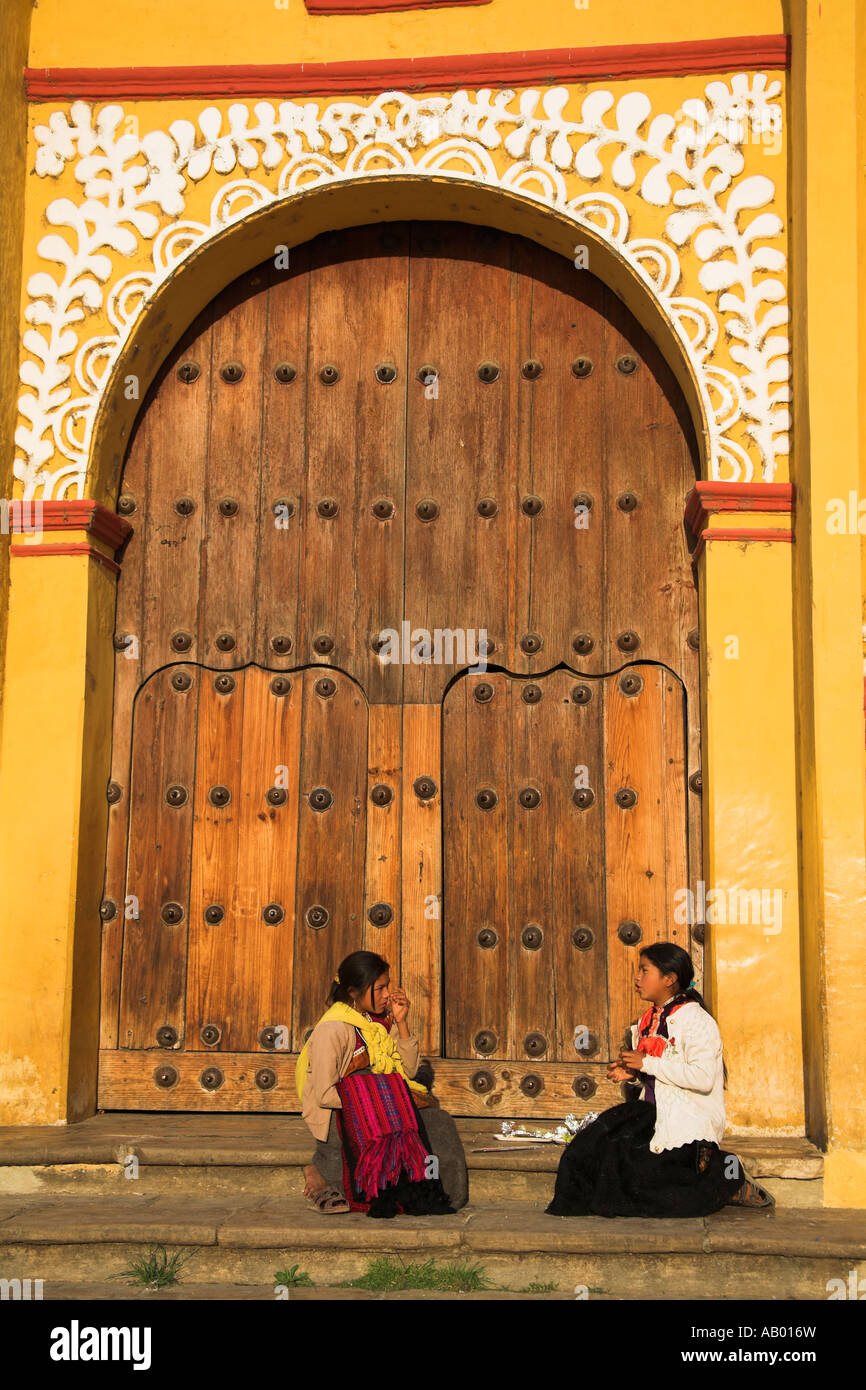 Mädchen sitzen und reden auf Kathedrale Schritte, Plaza 31 de Marzo, San Cristobal de Las Casas, Chiapas, Mexiko Stockfoto