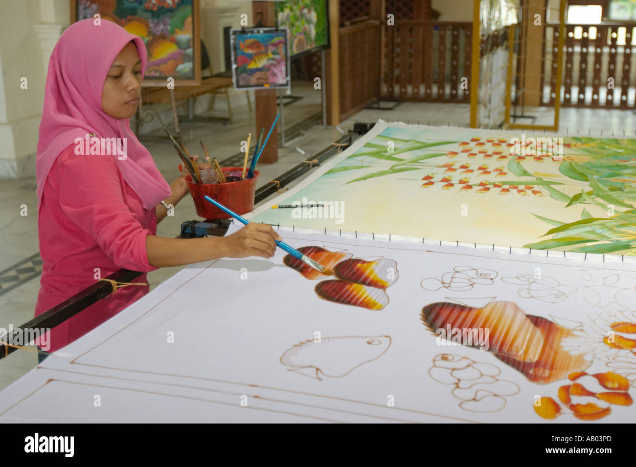 Muslimische Frau Künstlerin Malerei Batik auf Langkawi Handwerk Kulturkomplex. Langkawi, Malaysia. Stockfoto