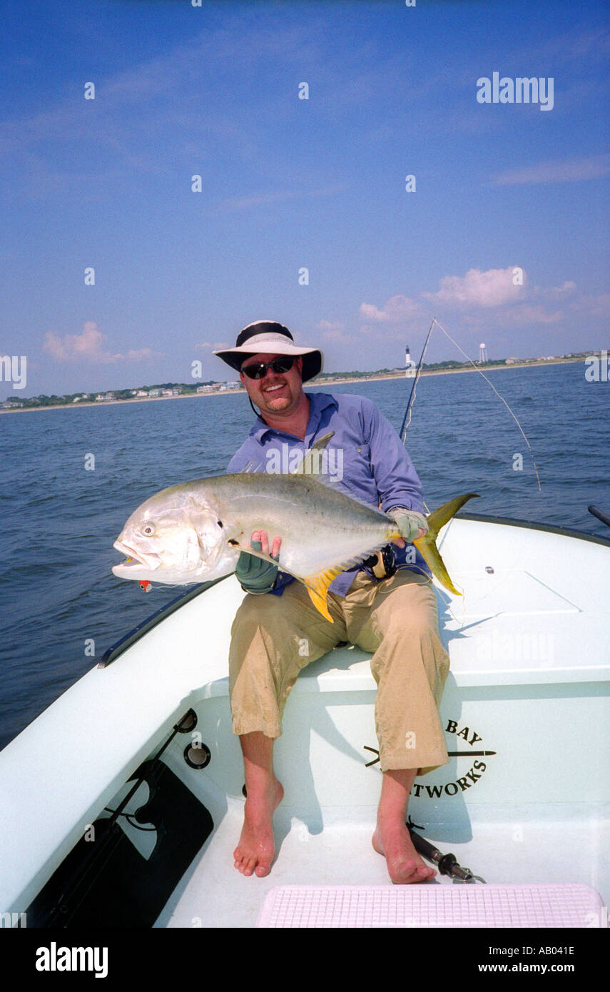 Mann hält, dass Jack Crevalle Fisch beim Fliegenfischen in Savannah Georgia USA gefangen Stockfoto