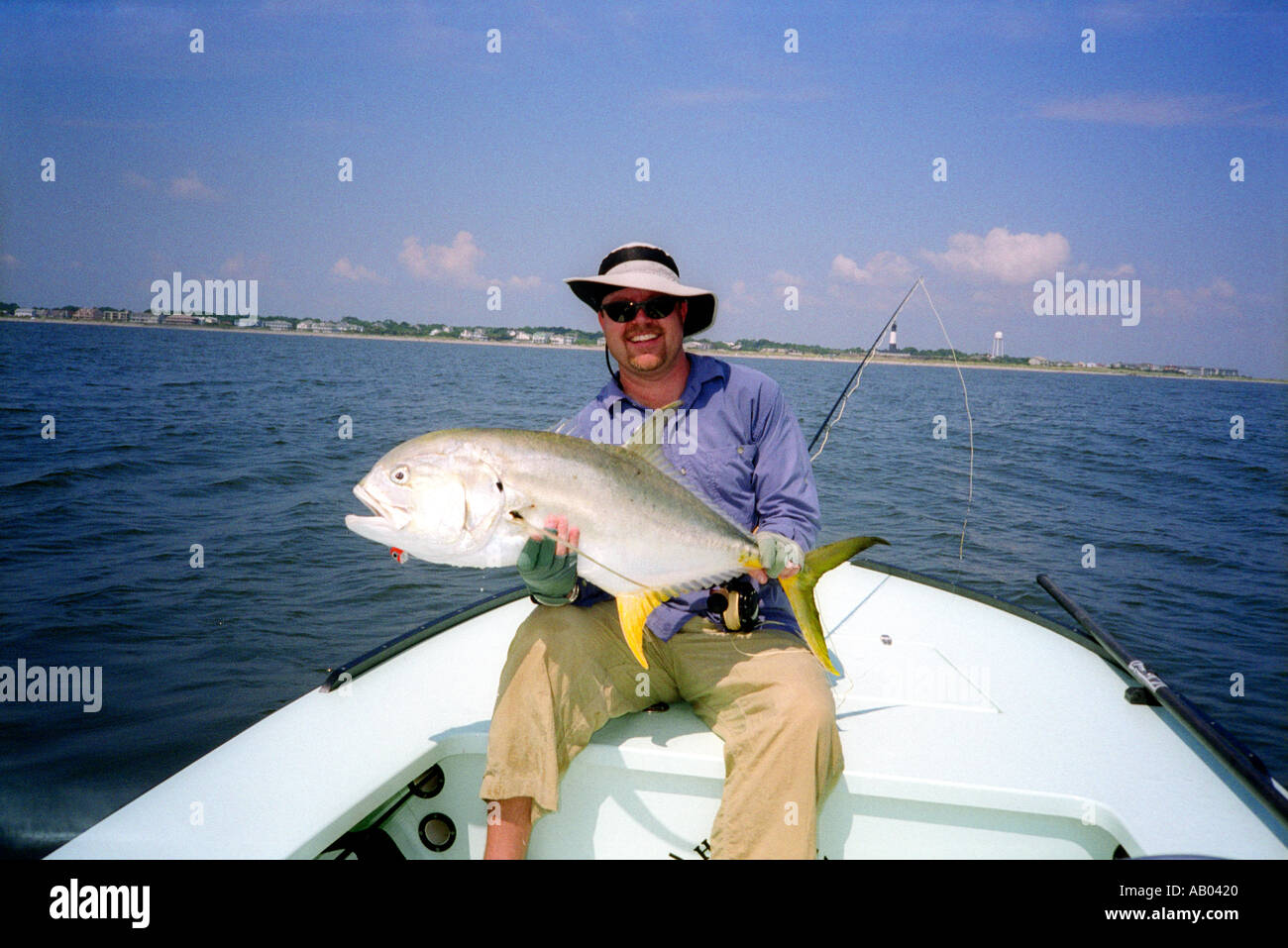 Mann hält, dass Jack Crevalle Fisch beim Fliegenfischen in Savannah Georgia USA gefangen Stockfoto