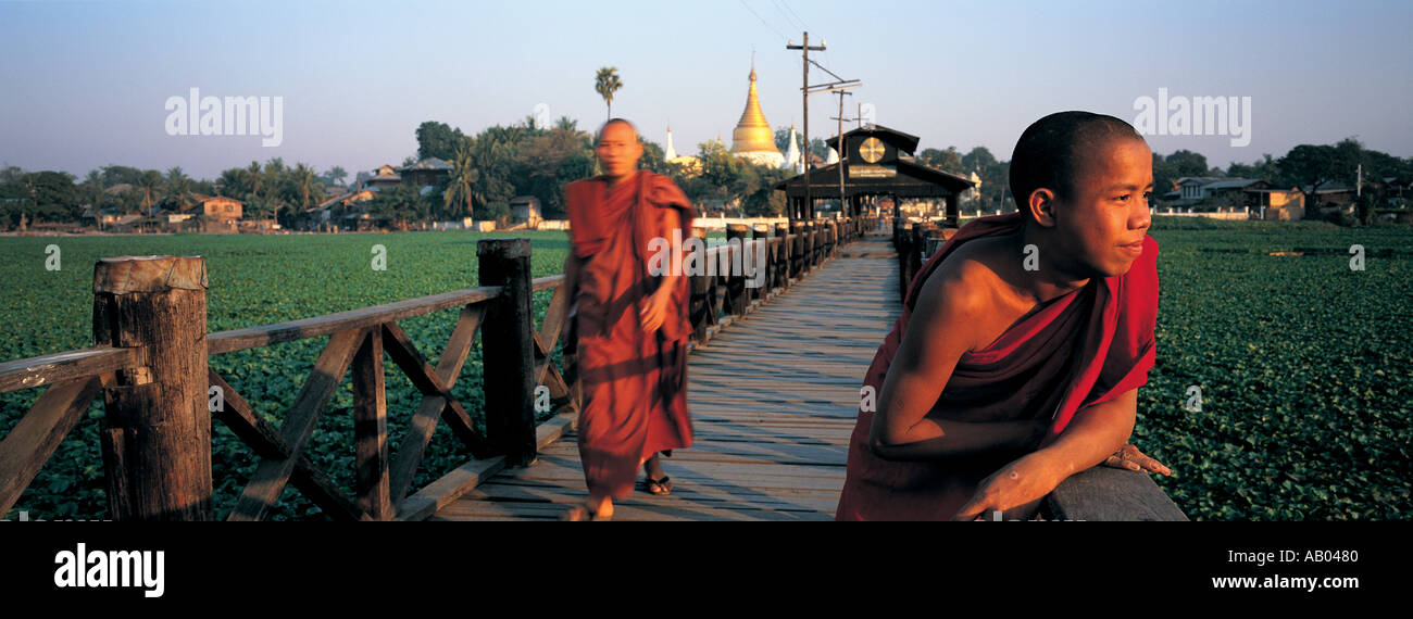 Mönche auf der Brücke bei Mandalay Myanmar Burma Stockfoto