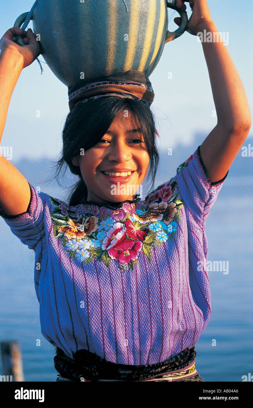 Lächelndes Mädchen mit Topf auf dem Kopf Santiago Guatemala Stockfoto