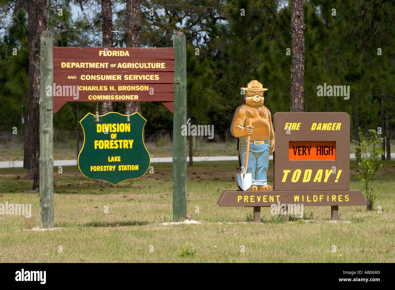 Lake Forestry Station in Lake County Florida, USA, weist Schilder auf, die auf eine sehr hohe Brandgefahr aufgrund extrem trockener Bedingungen hinweisen Stockfoto