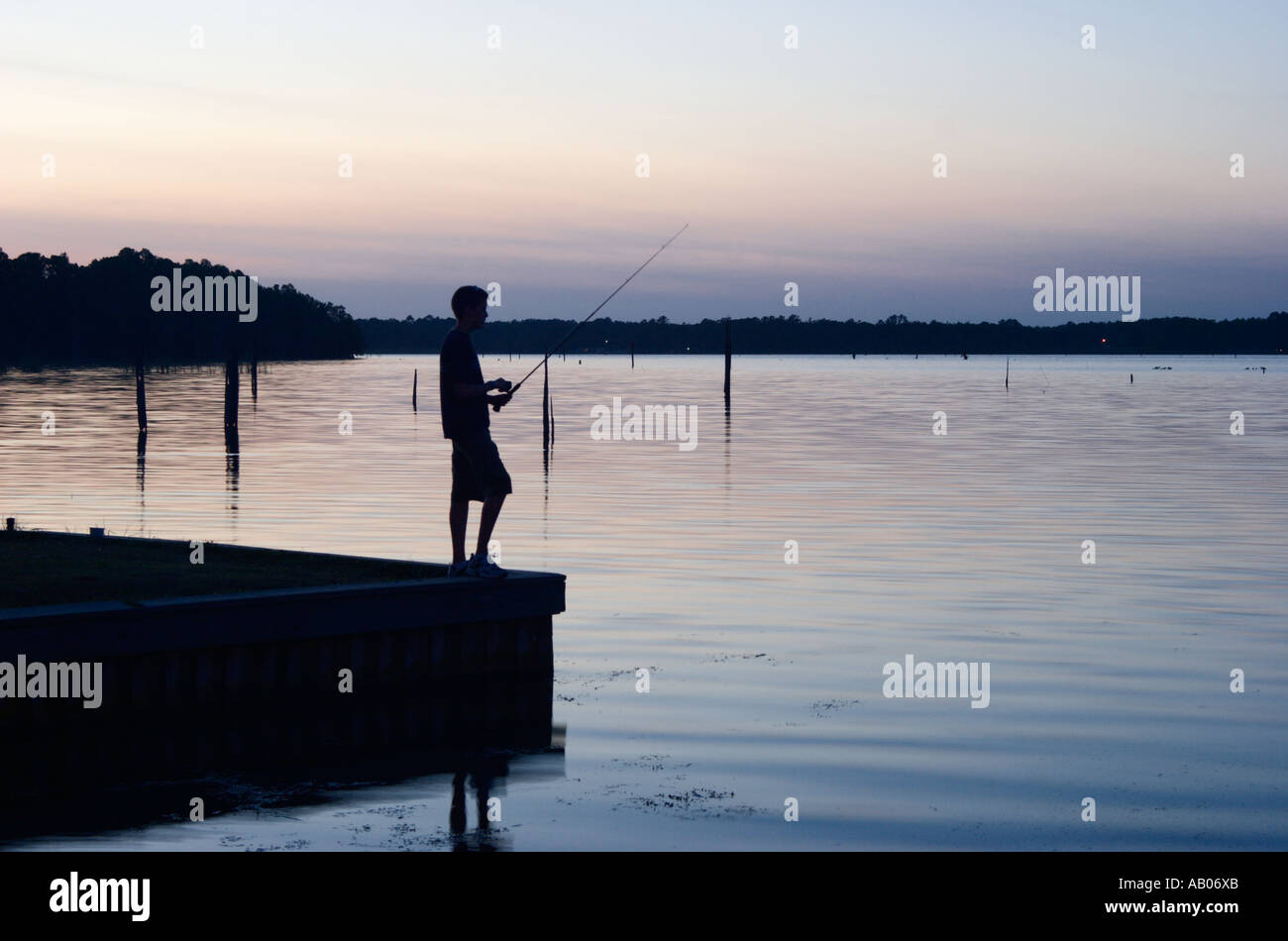 Junge silhouette teenager jung -Fotos und -Bildmaterial in hoher ...